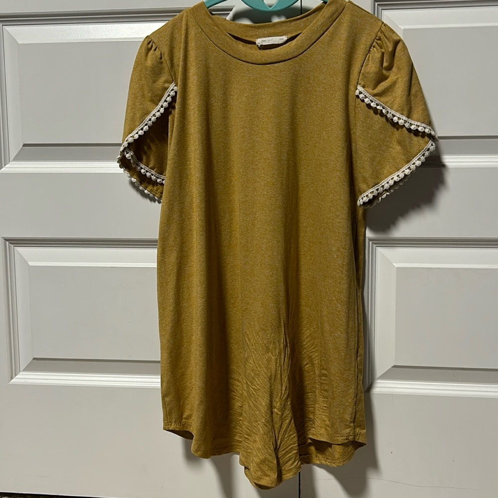 Yellow shirt, cute sleeves, brand, unknown size adults, women, large